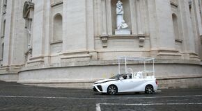 Hidrogén üzemanyagcellás Toyotát kapott Ferenc pápa